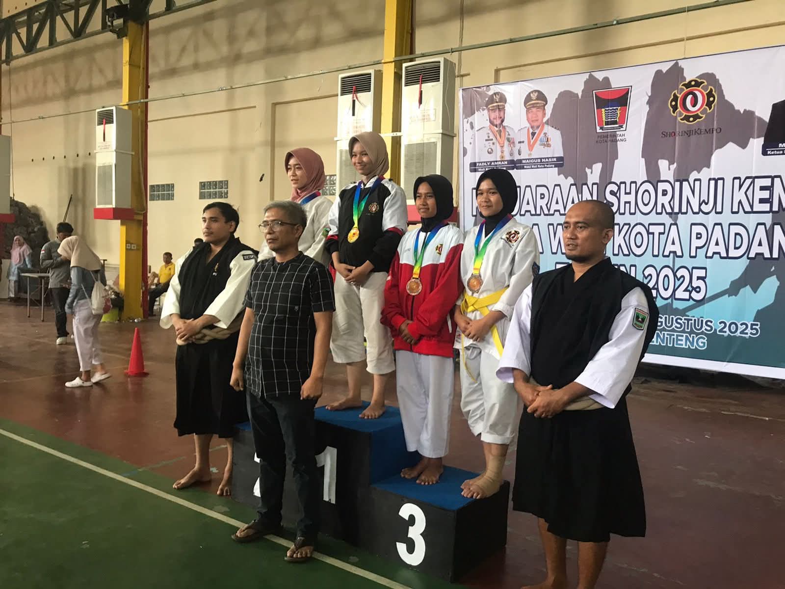 Dua atlet kempo Padang Panjang diabadikan usai pengalungan medali.